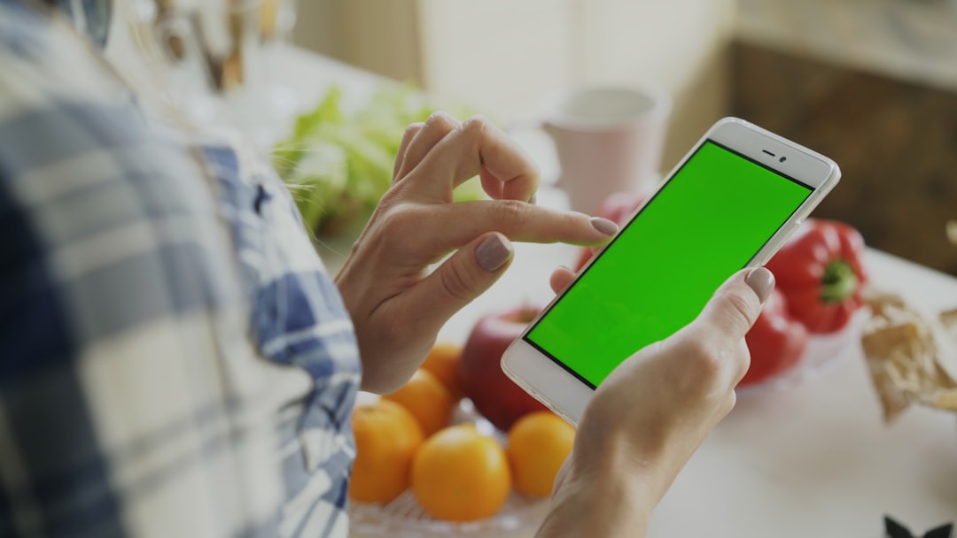 Kitchen device with smartphone screen