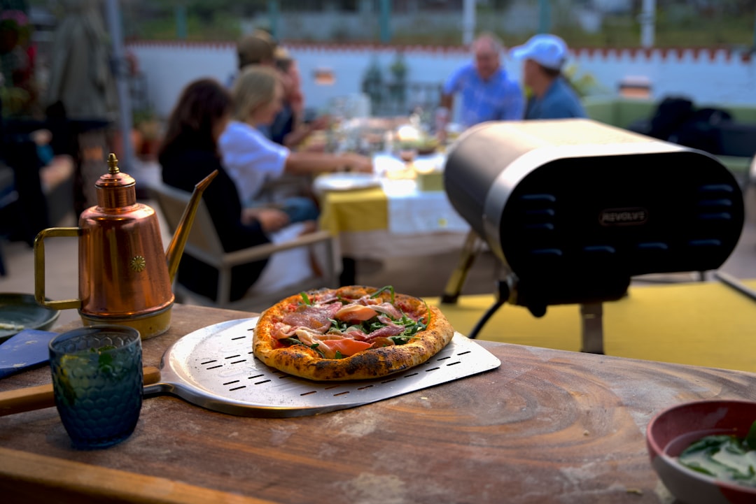 Portable gas-powered pizza oven for outdoor cooking