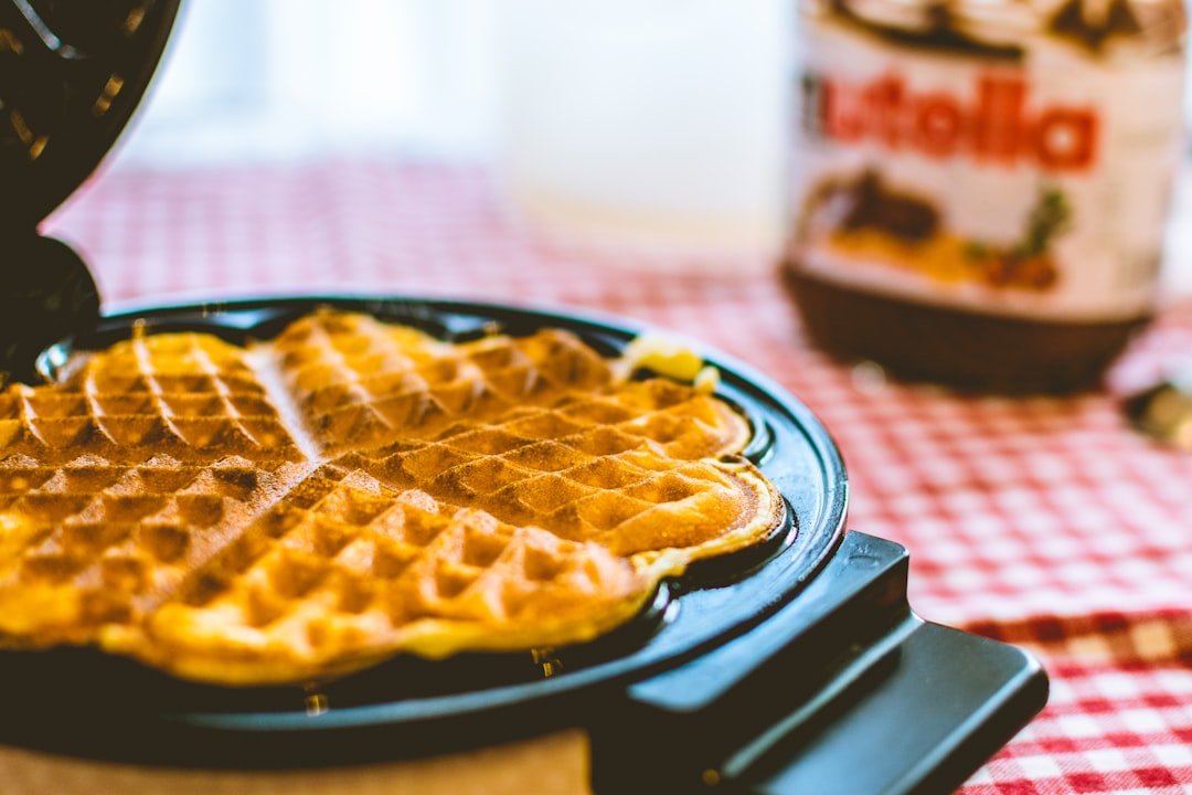 Belgian waffle maker with flip mechanism