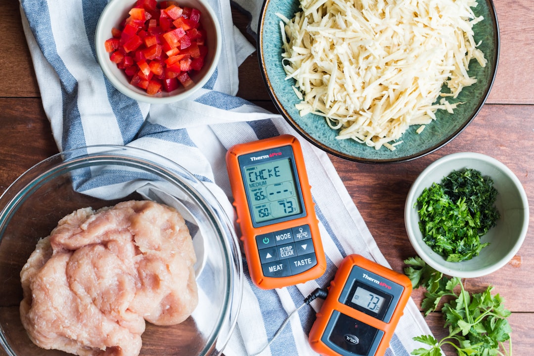 meat thermometer reading steak temperature