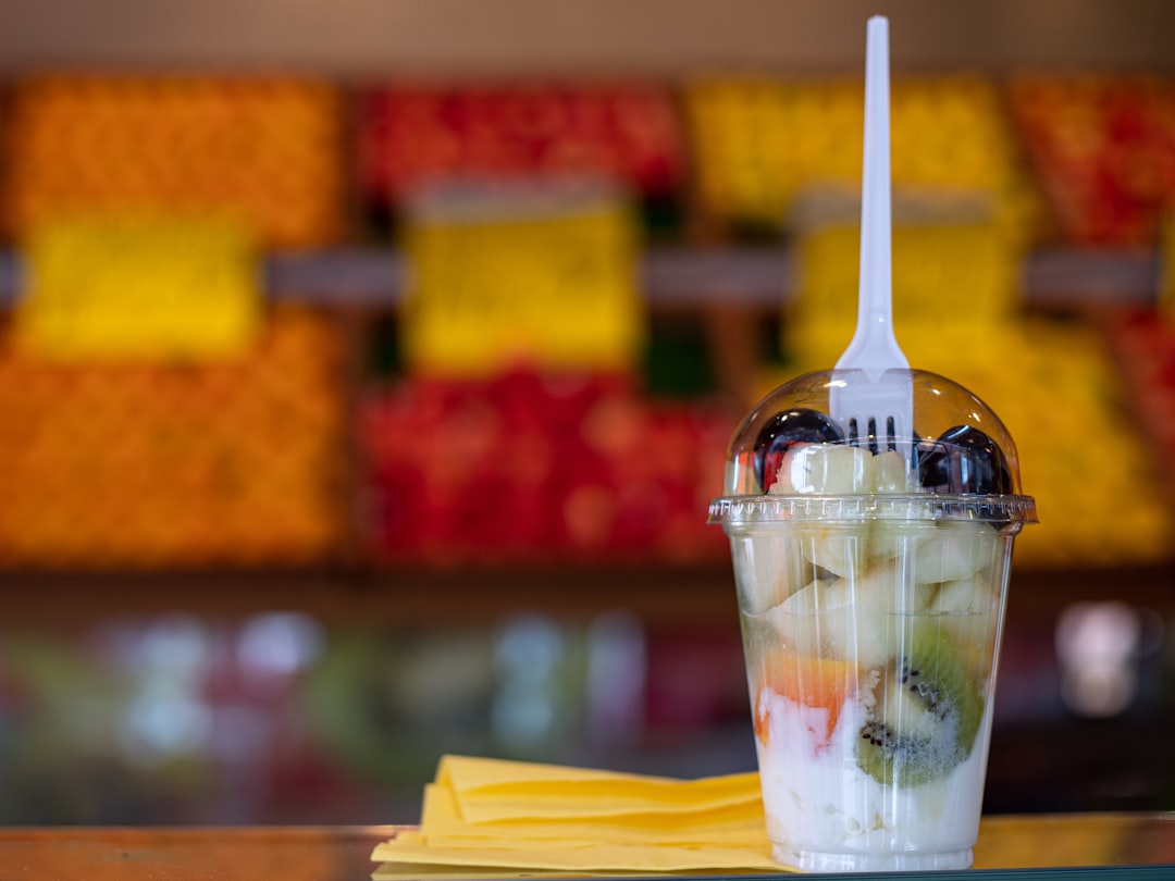 Clear plastic cups with dome lids for smoothies and desserts