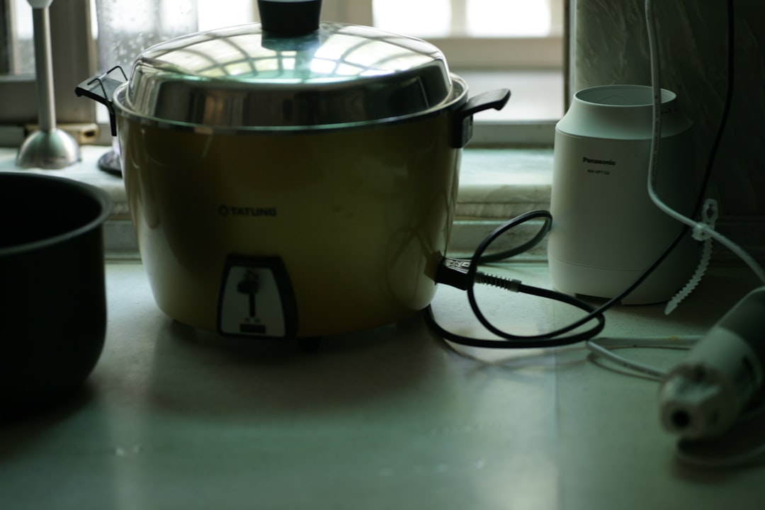 Rice cooker producing fluffy steamed rice