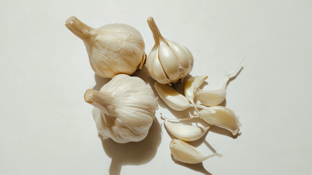 Whole garlic bulbs and loose cloves ready for big-batch processing