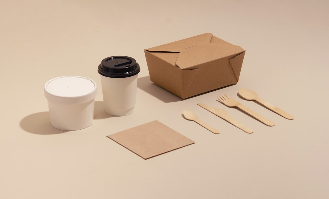 The send-home station: pans and boxes nobody has to wash and return.